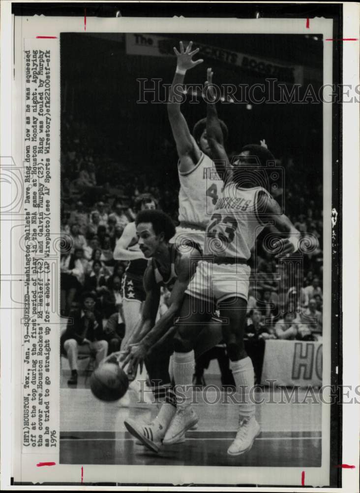 1976 Press Photo Rockets Battle Washington Bullet for Basketball in Houston- Historic Images