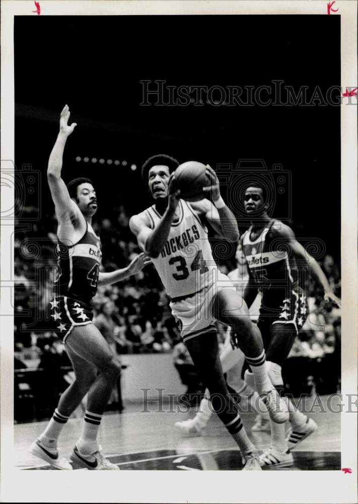 1976 Press Photo Rocket Player Drives past Washington Bullets in Basketball Game- Historic Images