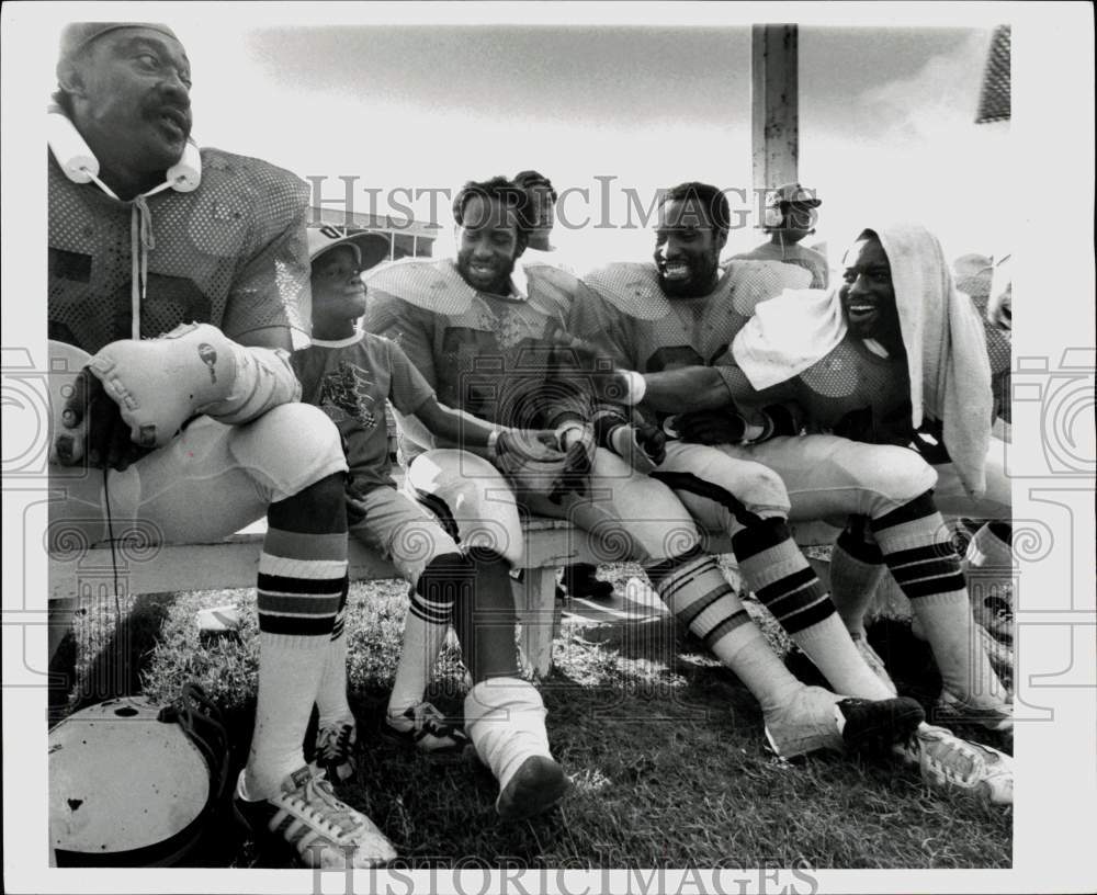 1979 Press Photo Houston Headhunters minor league football players and young fan- Historic Images