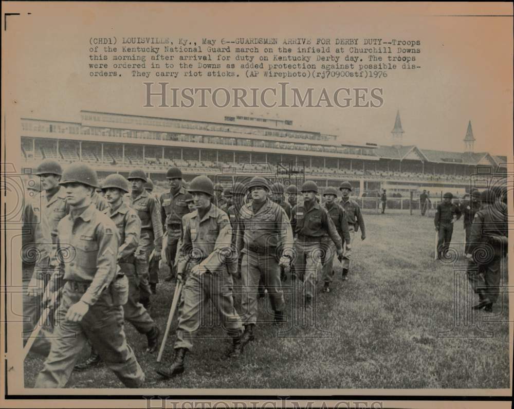 1976 Press Photo Kentucky National Guard troops at Churchill Downs in Louisville- Historic Images