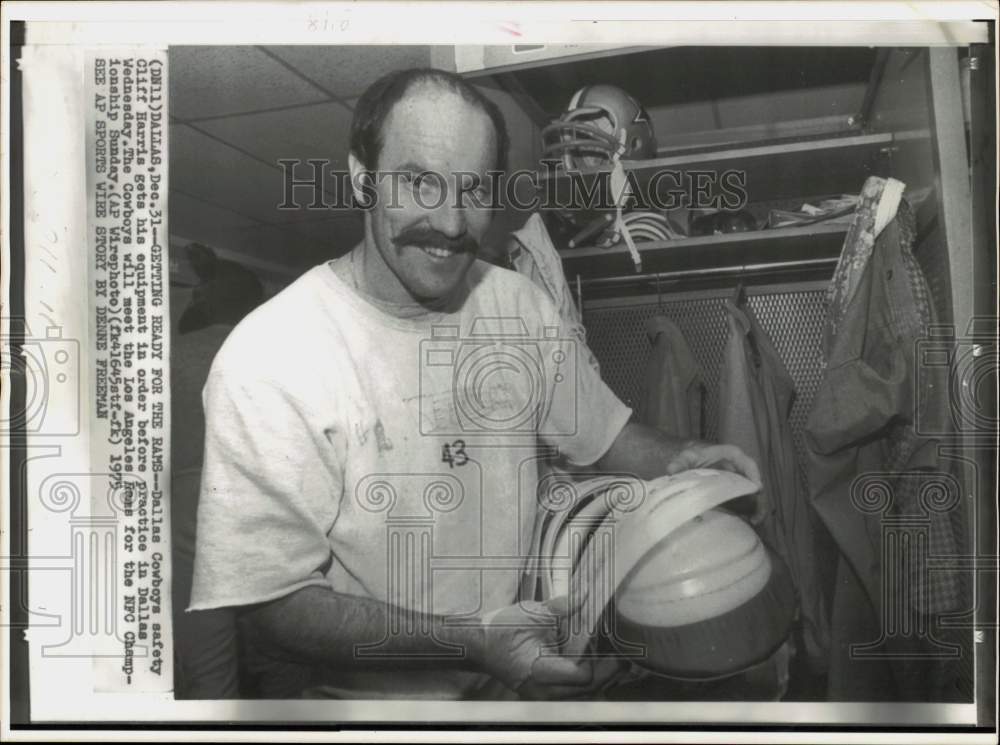 1975 Press Photo Dallas Cowboys Football Player Cliff Harris in Locker Room- Historic Images