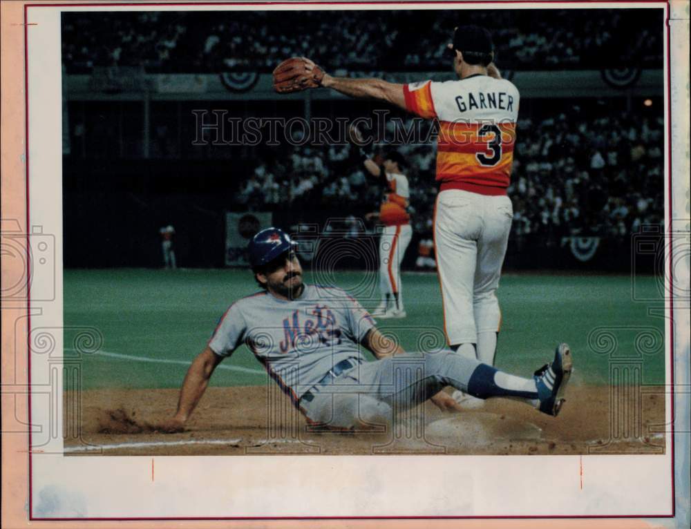 1986 Press Photo New York Mets player Keith Hernandez hits triple vs. Astros- Historic Images