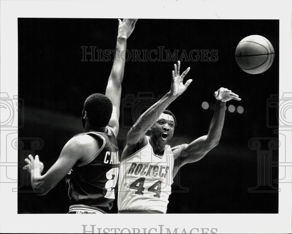 1982 Press Photo Houston Rockets Basketball Player Elvin Hayes Passes in Game- Historic Images