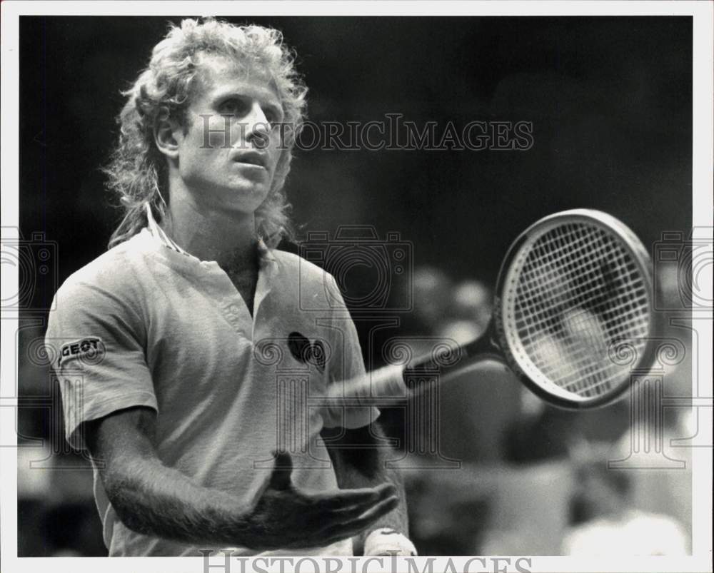 1981 Press Photo Tennis Player Vitas Gerulaitis Tosses Racquet at The Summit- Historic Images