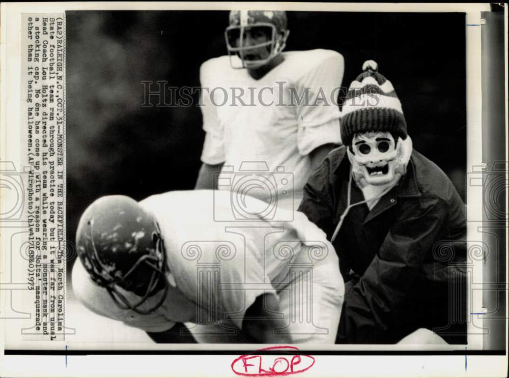 1973 Press Photo North Carolina State football coach Lou Holtz coaches in a mask- Historic Images