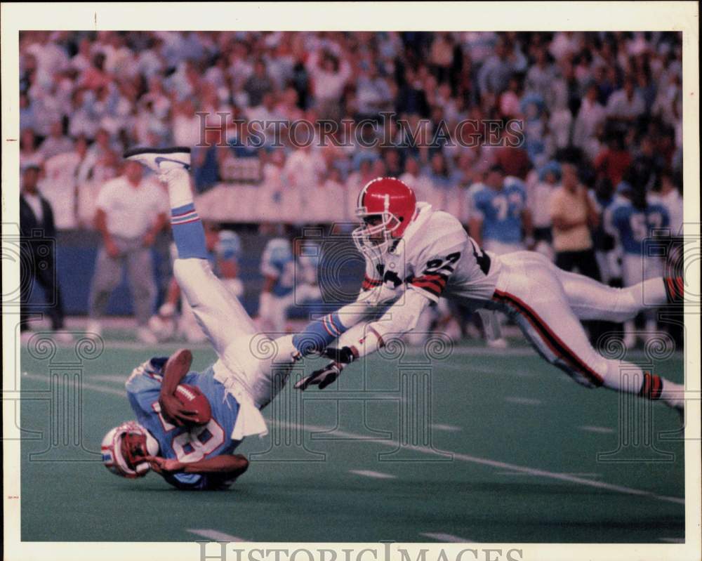 1988 Press Photo Cleveland Brown Felix Wright Leaps for Houston Oiler Drew Hill- Historic Images