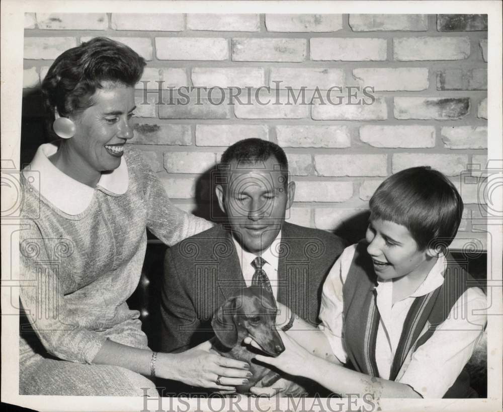 1958 Press Photo Baseball figure Solly Hemus and family - hps20076- Historic Images