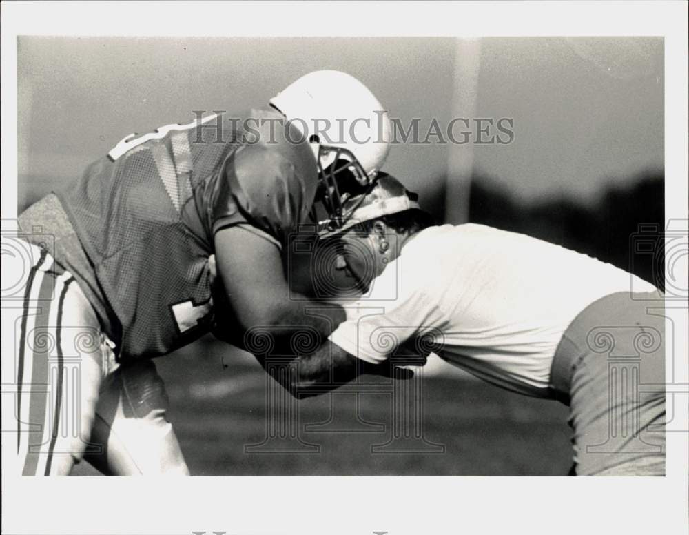 1987 Press Photo Houston Oilers offensive line coach Kim Helton and player- Historic Images