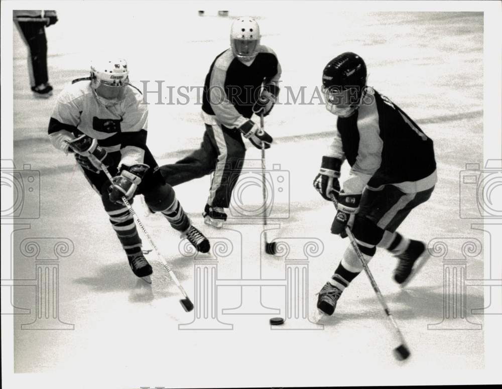 1987 Press Photo Hockey Players Race for the Puck - hps20128- Historic Images