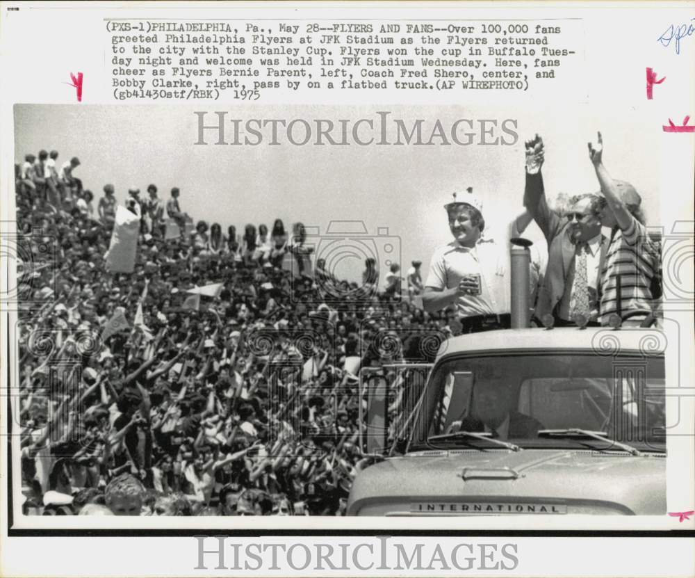 1975 Press Photo Flyers Hockey Fans, Players at Stanley Cup Parade, Philadelphia- Historic Images