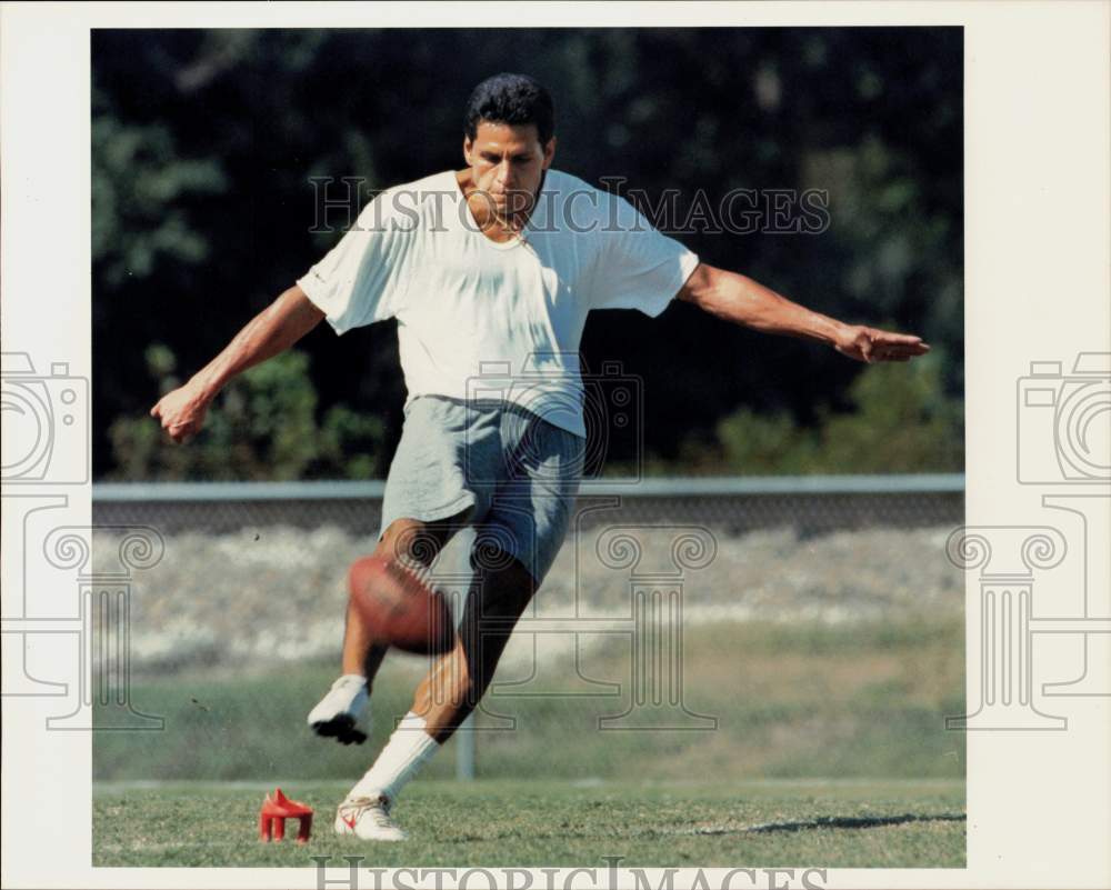 1990 Press Photo Houston Oilers Football Player Teddy Garcia Takes Practice Kick- Historic Images