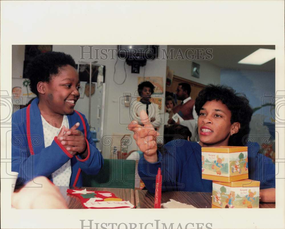 1987 Press Photo Patrick Dismuke and tennis star Zina Garrison at hospital- Historic Images