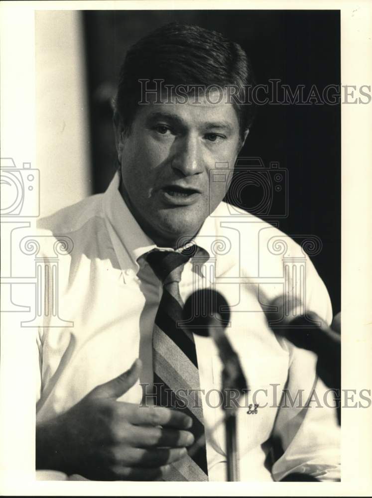 1986 Press Photo Houston Oilers general manager Ladd Herzeg holds press meeting- Historic Images
