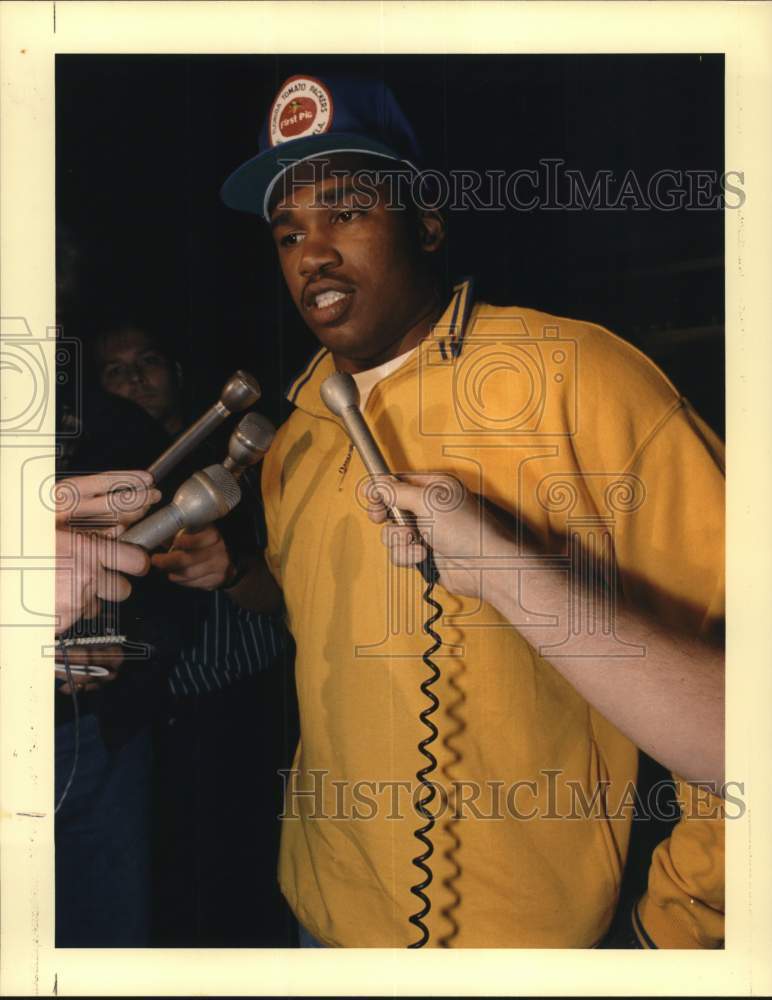 1987 Press Photo Houston Oilers Football Player Alonzo Highsmith Talk to Media- Historic Images