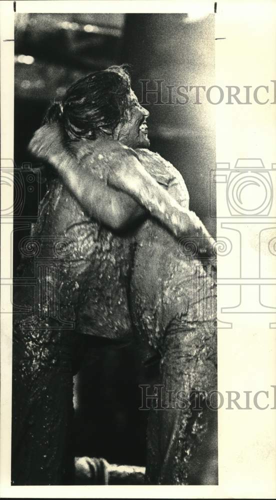 1981 Press Photo Women Participate in Mud Wrestling Event - hps20331- Historic Images