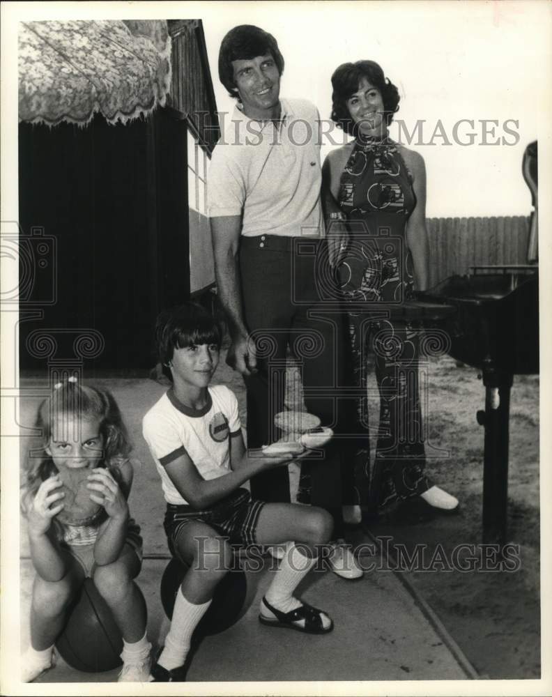 1973 Press Photo Houston Rockets basketball coach Johnny Egan and family- Historic Images