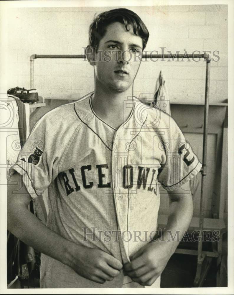 1966 Press Photo Rice University Baseball Player Ronnie Henson Buttons Jersey- Historic Images