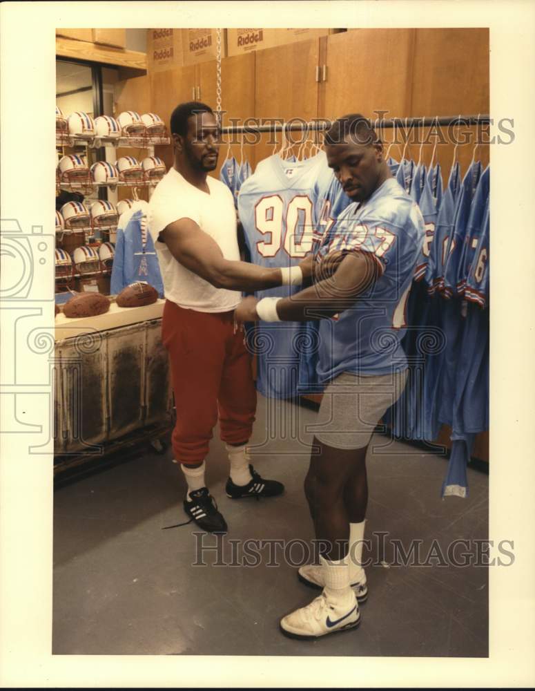 1990 Press Photo Houston Oilers football players Ezra Johnson, Terry Kinard- Historic Images