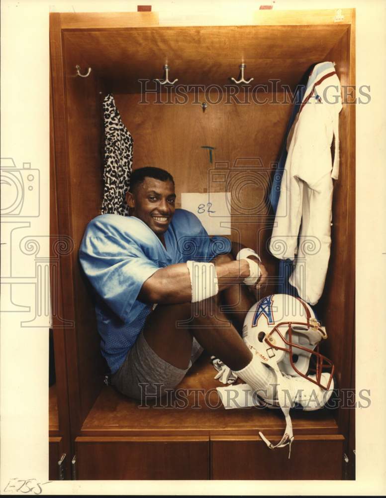 1990 Press Photo Houston Oilers football player Tony Jones in his locker- Historic Images