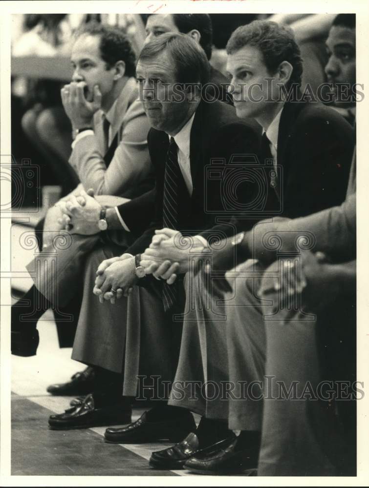 1986 Press Photo Houston Baptist basketball coach Tommy Jones and assistants- Historic Images