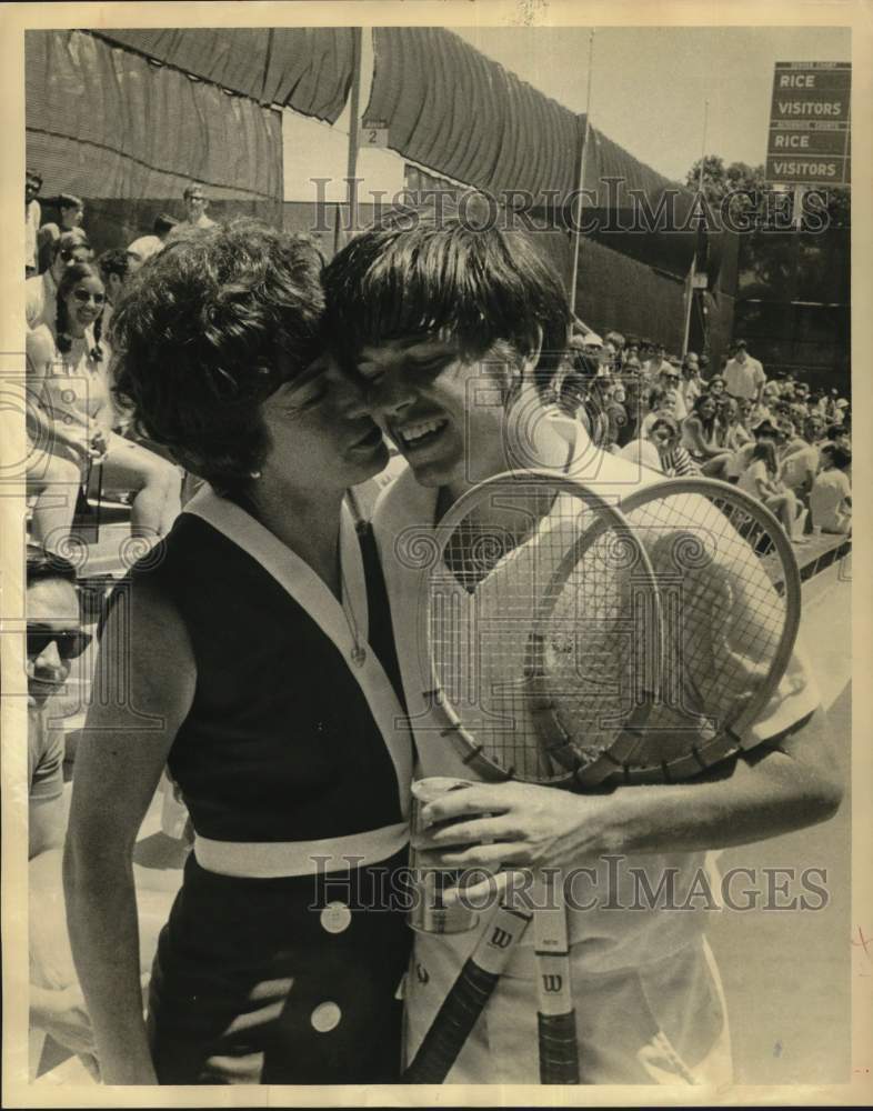 1970 Press Photo Tennis player Mike Estep of Rice congratulated by mother Faye- Historic Images