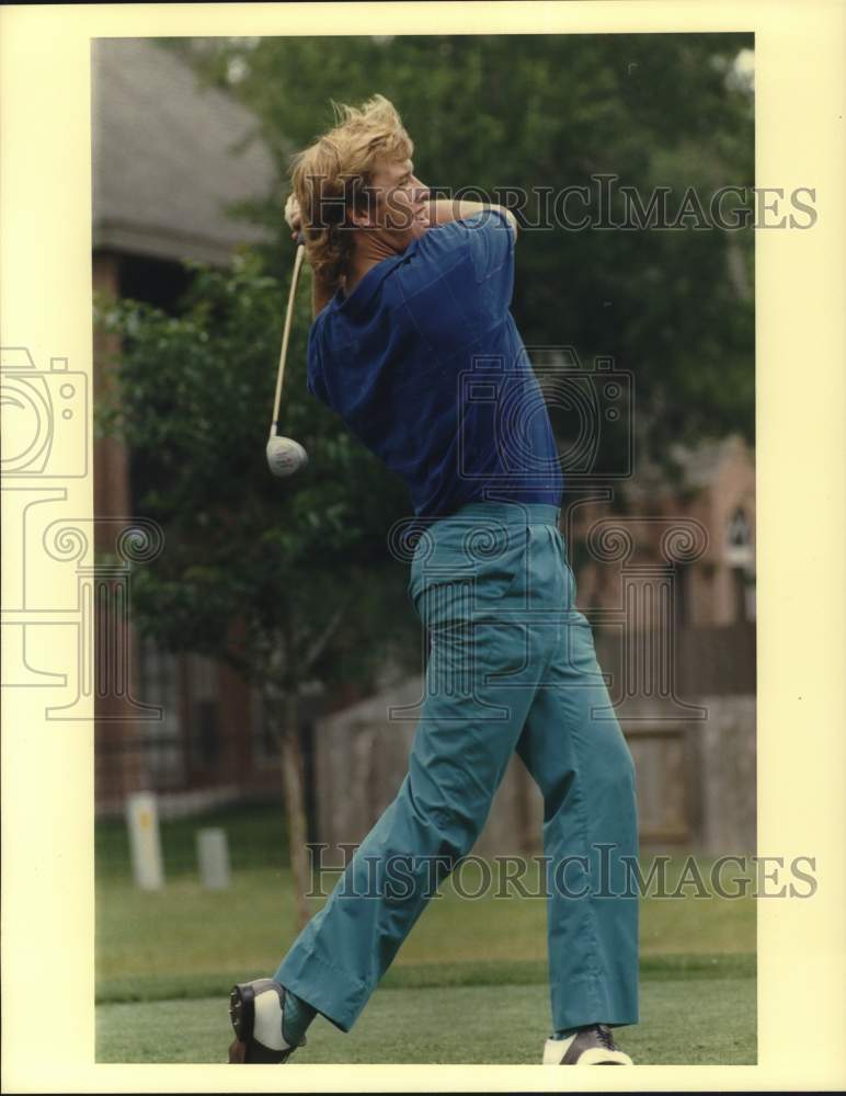 1990 Press Photo John Elway plays Doug Sanders Kingwood Celebrity Golf Classic- Historic Images