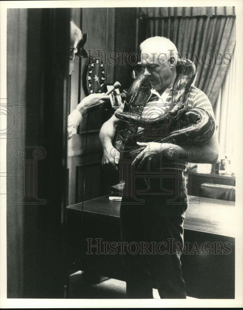 Press Photo Minnesota Football Coach Bud Grant Handles Large Snake in Office- Historic Images