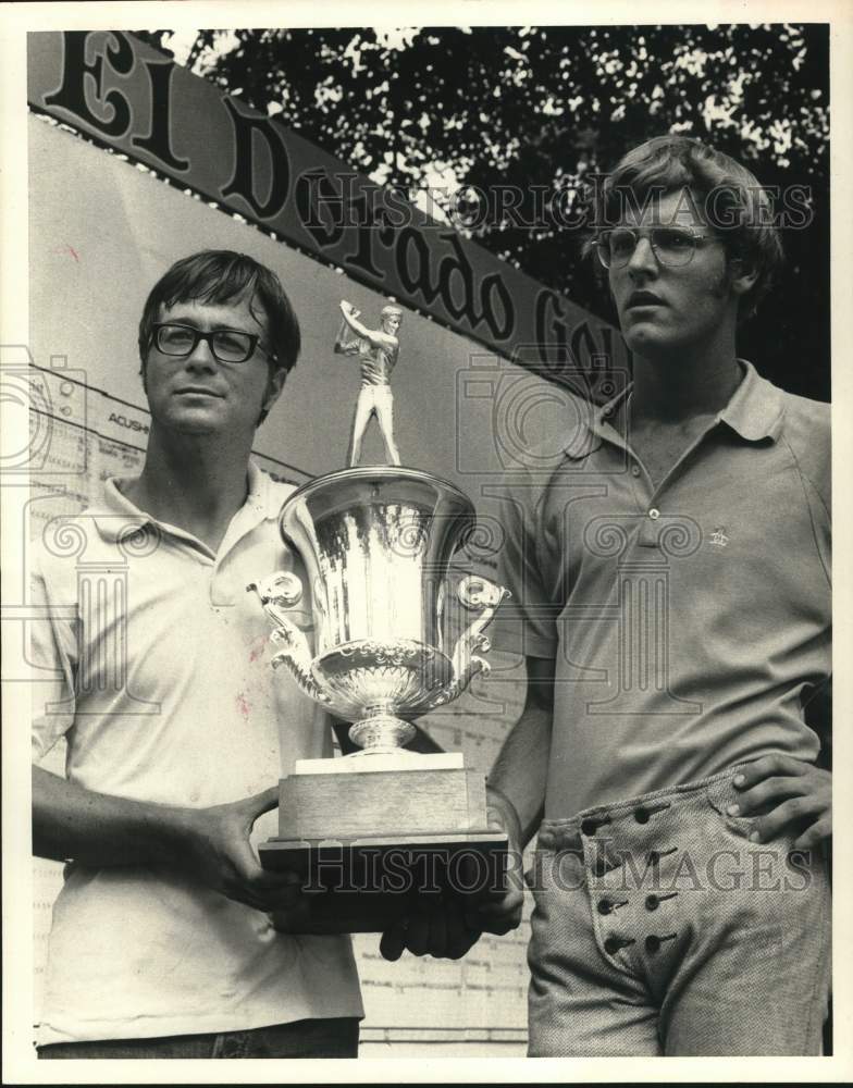 1971 Press Photo Golfers John Granger &amp; Mark Triggs Pose with Trophy - hps20570- Historic Images