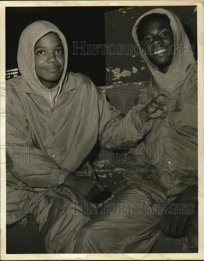 1971 Press Photo Jones High Runners Horace Grant &amp; Harold Davis Pose with Medal- Historic Images