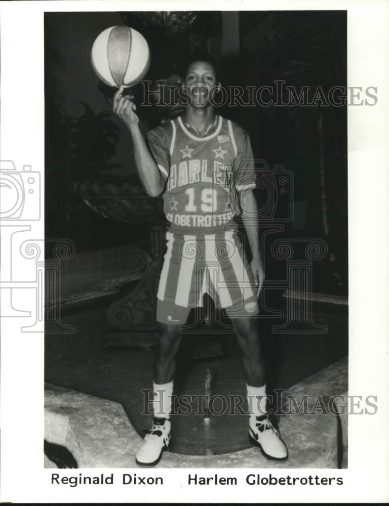 Press Photo Harlem Globetrotters Basketball Player Reginald Dixon Spins Ball- Historic Images