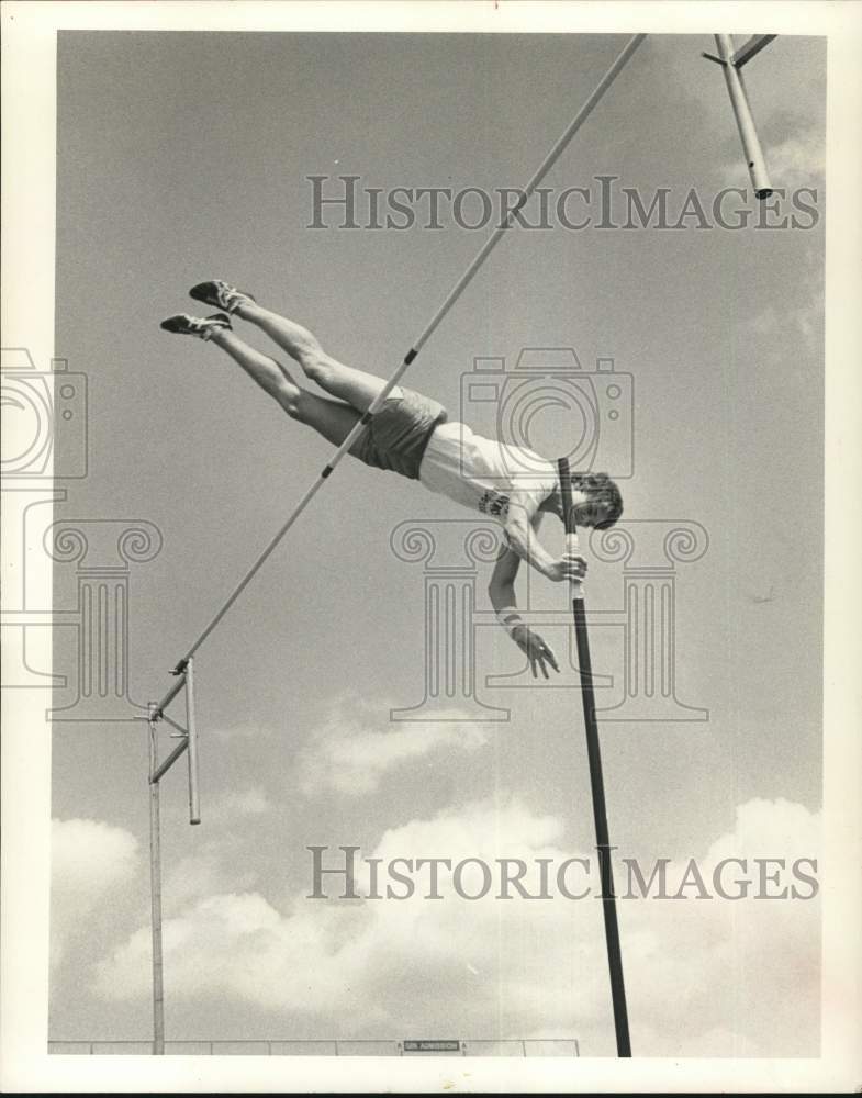 1977 Press Photo Pole vaulter Randy Hall sets state record at track meet- Historic Images