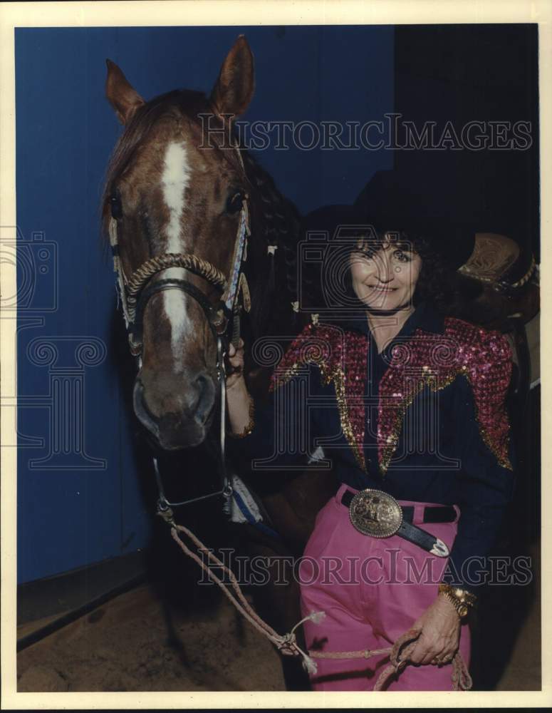 1990 Press Photo Barrel Racer Martha Josey &amp; Horse at Astrodome Rodeo Arena- Historic Images