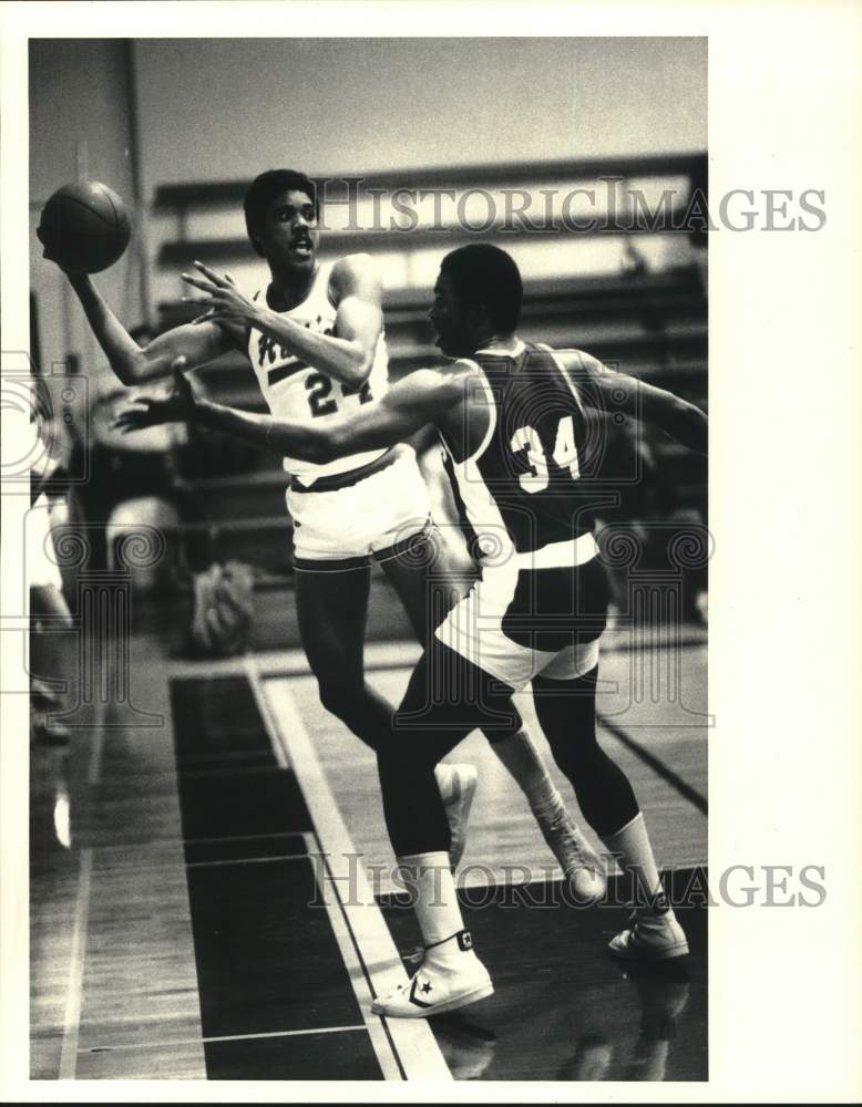 1981 Press Photo Houston Baptist Basketball Player Roy Jones vs. Eric Bonner- Historic Images