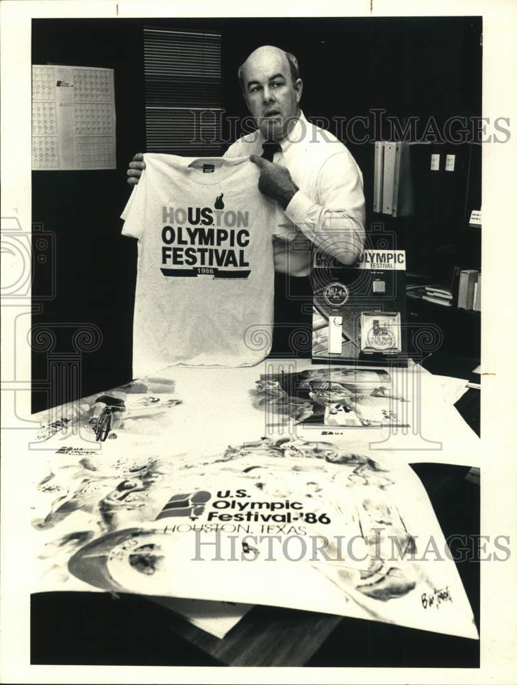 1986 Press Photo Houston Olympic Festival Director Jack Kelly Displays Tee Shirt- Historic Images
