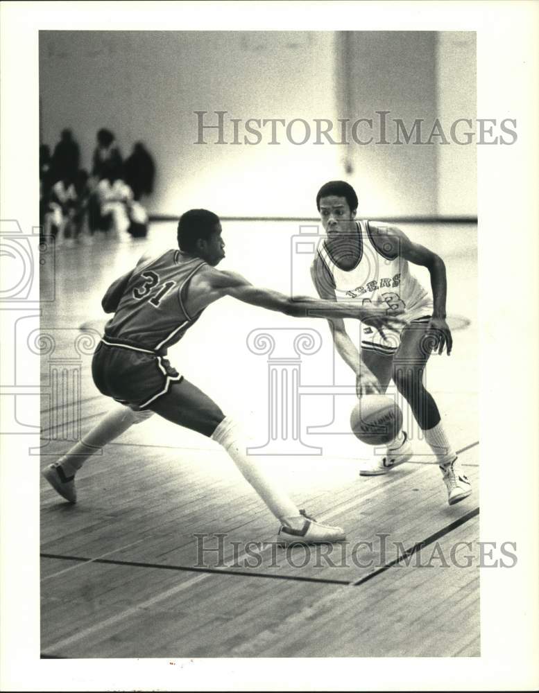 1980 Press Photo Hanny Kelly and Kenneth Simpson play basketball - hps20829- Historic Images