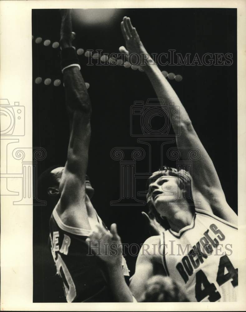 1978 Press Photo Houston Rockets Basketball Player Kevin Kunnert Leaps for Ball- Historic Images