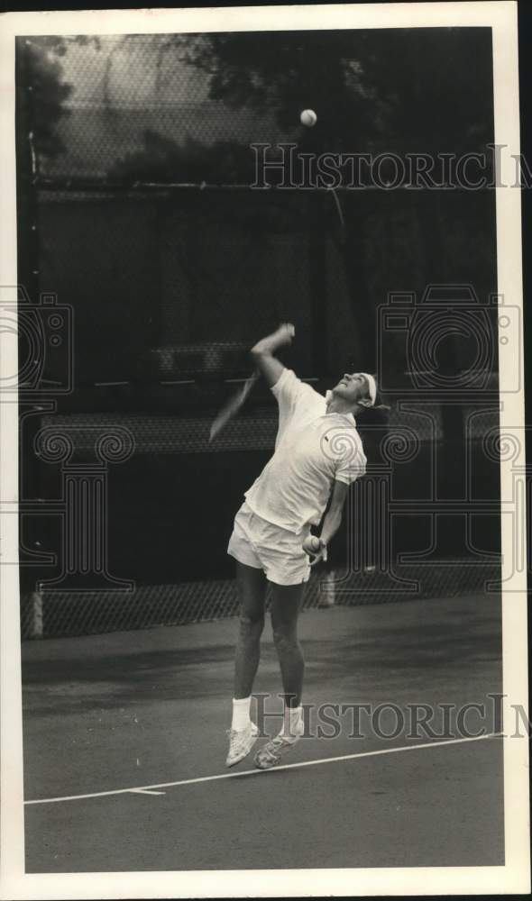 1973 Press Photo University of Houston tennis player Richie Ley serves ball- Historic Images