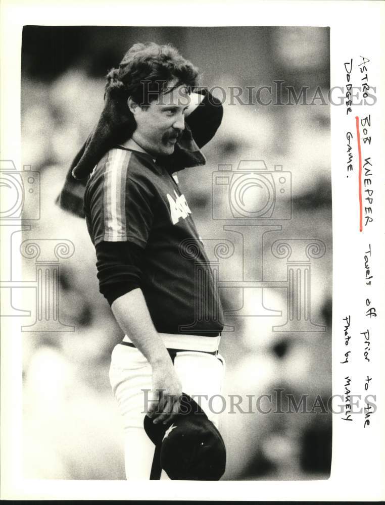 Press Photo Houston Astros baseball pitcher Bob Knepper towels off - hps20968- Historic Images