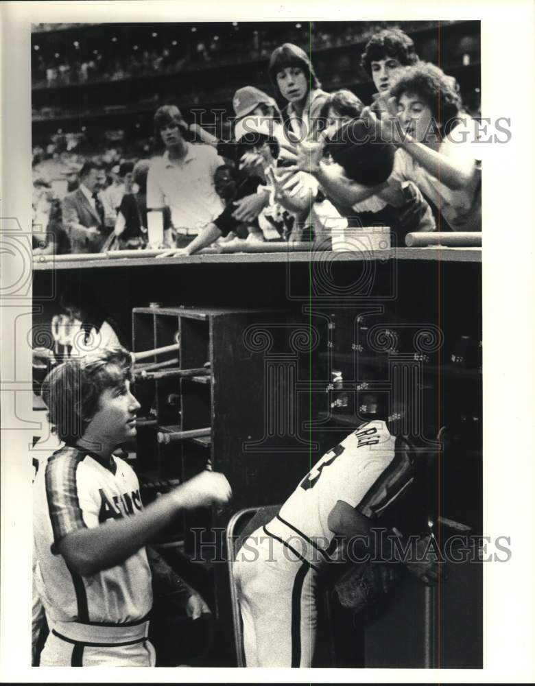 1982 Press Photo Houston Astros player Ray Knight and fans at final game of year- Historic Images