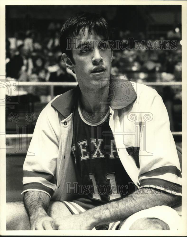 1979 Press Photo University of Texas Basketball Player Jim Krivacs Sits on Bench- Historic Images