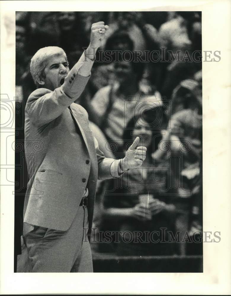 1981 Press Photo Houston Rockets Basketball Coach Del Harris Yells on Sideline- Historic Images