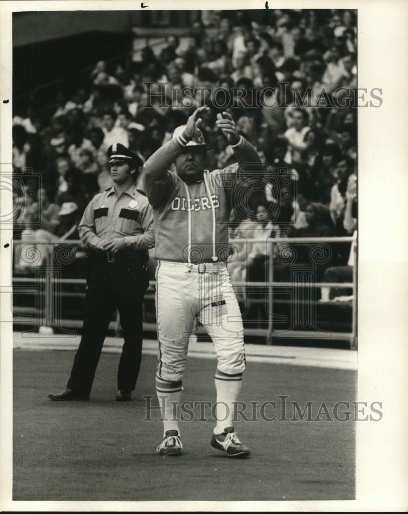 1976 Press Photo Houston Oilers Football Mascot Art Horridge Performs at Game- Historic Images