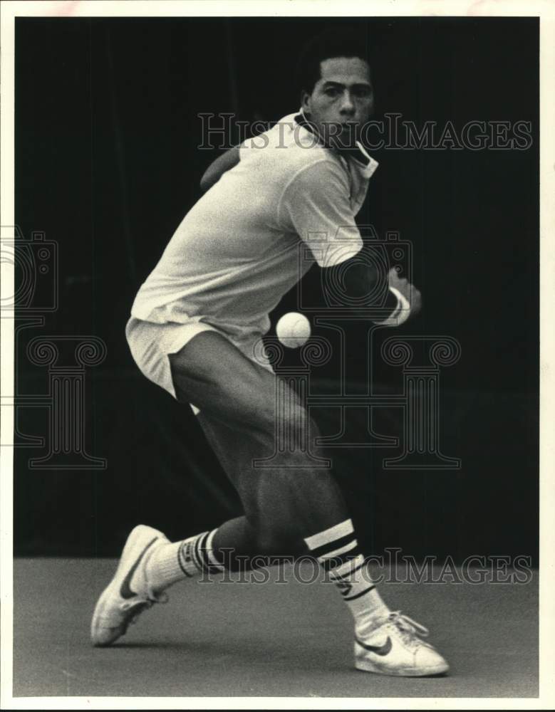 1982 Press Photo Tennis Player Chip Hooper Makes Backhand Return - hps21043- Historic Images