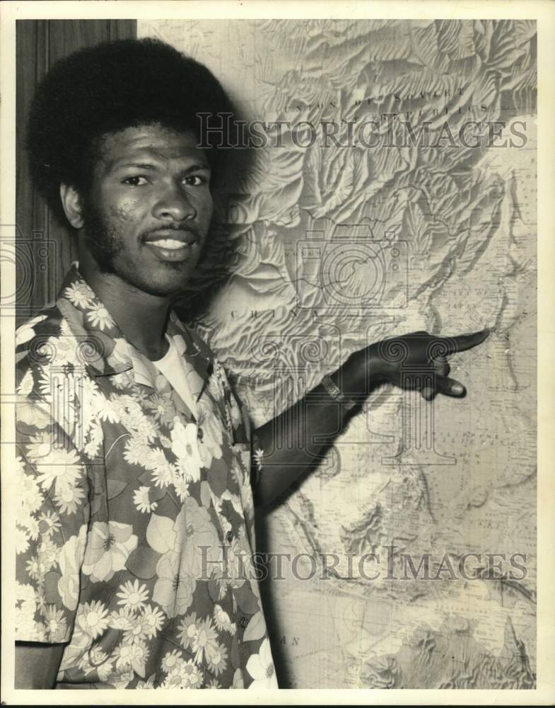 1971 Press Photo Houston Oilers Football Player Ken Houston Points to Map- Historic Images