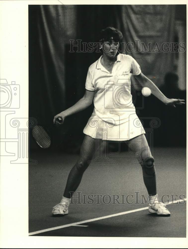 1986 Press Photo Caroline Kuhlman plays NCAA National Indoors tennis semifinal- Historic Images