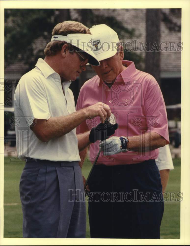 1990 Press Photo Golfer Tom Kite with Champions Golf Club president Jackie Burke- Historic Images