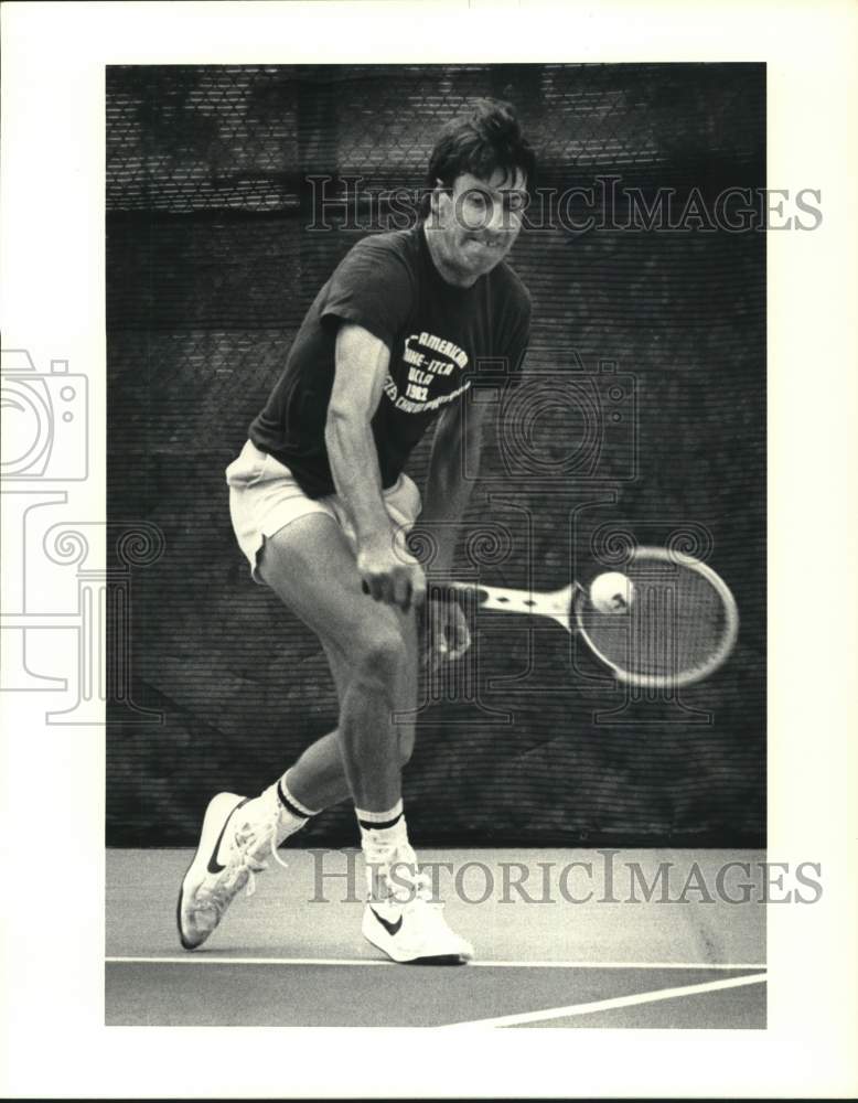 1983 Press Photo Trinity University Tennis Player Chas Honey Hits Return Shot- Historic Images