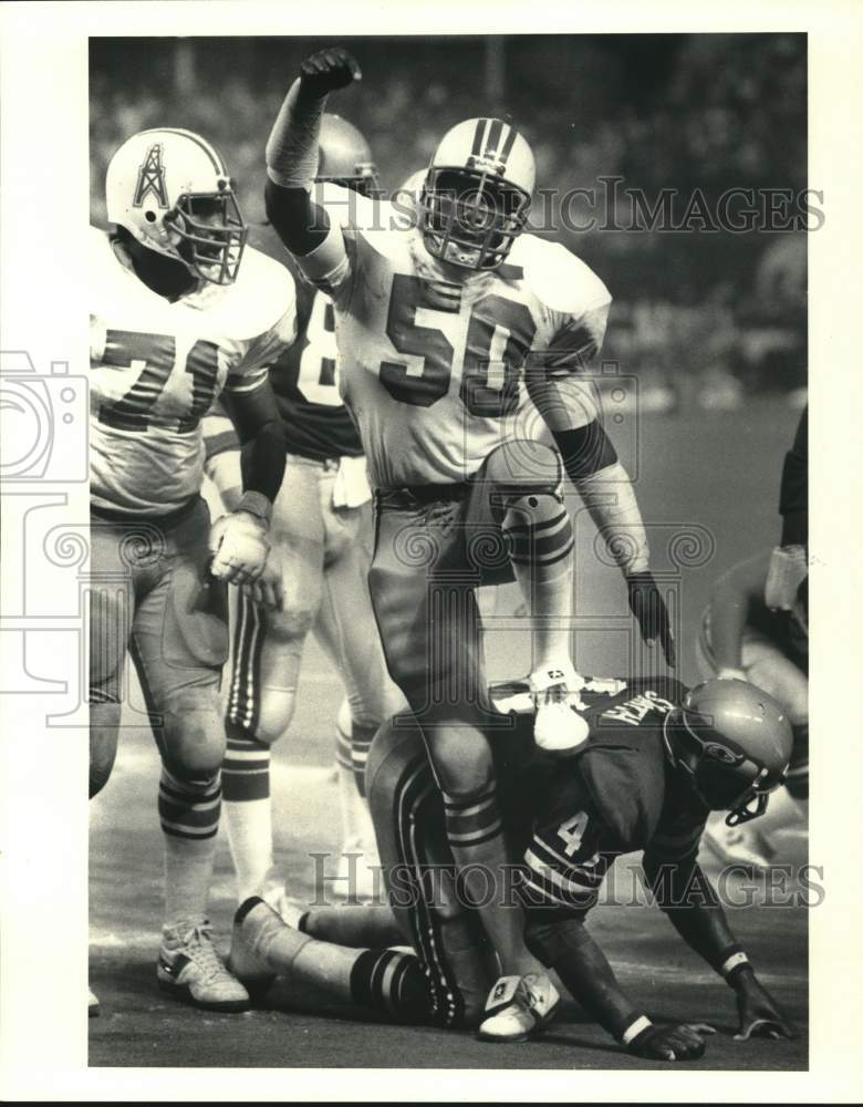 1982 Press Photo Houston Oilers football player Daryl Hunt celebrates on field- Historic Images