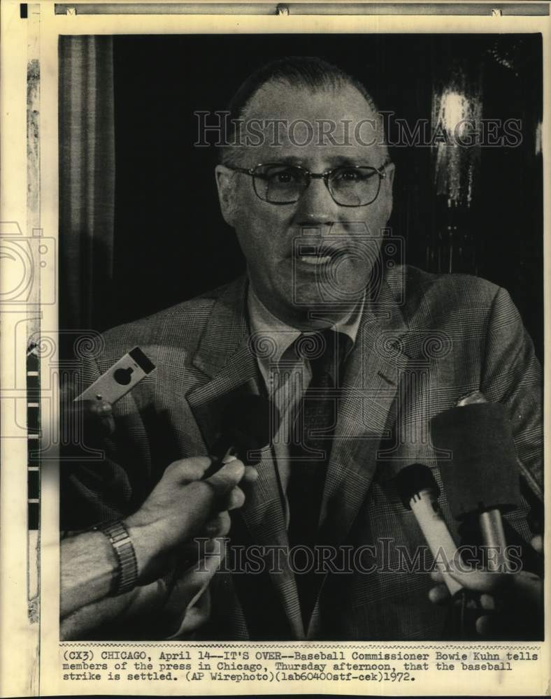 1972 Press Photo Baseball Commissioner Bowie Kuhn Talks to Reporters, Chicago- Historic Images