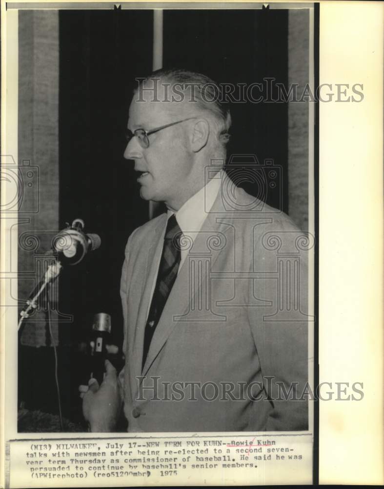 1975 Press Photo Baseball Commissioner Bowie Kuhn Talks to Reporters, Milwaukee- Historic Images